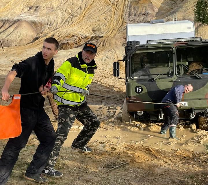 Offroad-Spaß auf dem Sommerfest: LKWs willkommen im abenteuerlichen Gelände